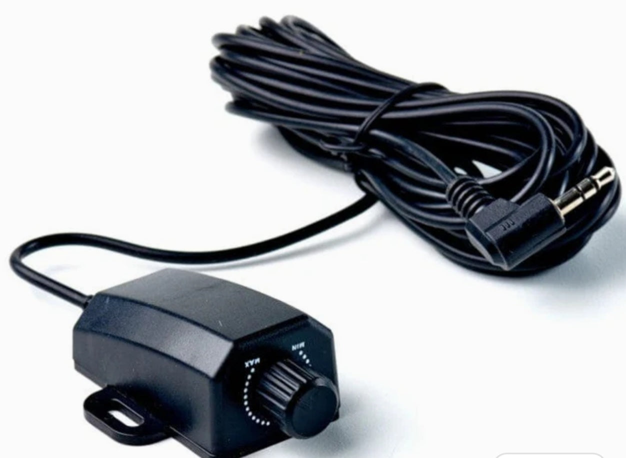 In Phase SRCA Bass 2-Channel Speaker Level to Line Output Converter and Bass Remote